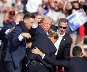 Imagen de archivo al momento en que el presidente Trump era retirado del lugar del atentado en 2024.