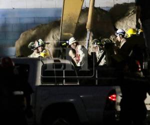 La noticia del hallazgo de la primera víctima ocurre 12 horas después del derrumbe, dejando pocas esperanzas de hallar con vida a las otras dos personas.