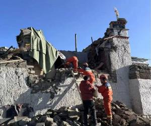 El último balance oficial del terremoto principal, correspondiente a las 15:00 hora local (07:00 GMT) del viernes, se mantiene en 16 los fallecidos y 76 los heridos, además de contabilizar 339 hogares con viviendas derrumbadas o dañadas y veinte instalaciones ganaderas afectadas.