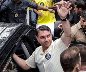 Flávio Bolsonaro es investigado en el Supremo por una causa de supuesto lavado de dinero, de acuerdo con los diarios O Estado de S. Paulo y O Globo.
