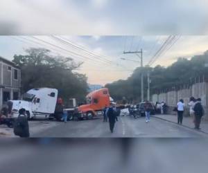 Los transportistas atravesaron las rastras para evitar el paso.