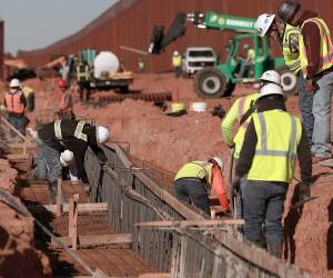 Los 100 kilómetros abarca una zona desértica remota que durante décadas ha facilitado el trasiego de drogas, la muerte de migrantes y las actividades de los cárteles.