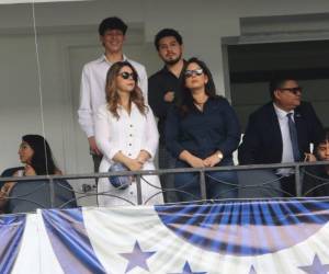 Juan Diego Zelaya, su esposa, Paola Rubí, Dagoberto Aspra, la primera designada presidencial, María Antonieta Mejía y Monique Asfura, hija del presidente, llegaron al Estadio Nacional Chelato Uclés.