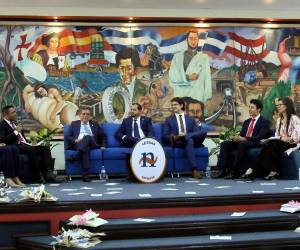 “Tuani”, “muchá”, “tigre”, “coro”, “cachai”, “pura vida”, “chivo”, fueron algunos de los modismos que le dieron sentido al conversatorio en el que se resaltó la calidez del español a la hora de comunicarse.