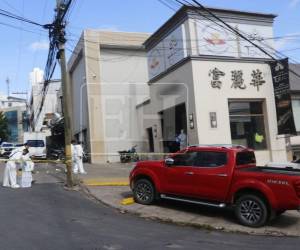 Varias detonaciones de arma de fuego se escucharon en el interior de un restaurante de comida asiática, ubicado en el bulevar Juan Pablo II de Tegucigalpa, durante un ataque que dejó gravemente herido a uno de los guardias de seguridad. Aquí la escena del incidente.