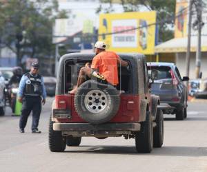 Tras una semana silenciosa en la mayor parte de la Capital, este domingo 5 de abril, una gran cantidad de viajeros inició su retorno a la ciudad tras el feriado de Semana Santa 2026. Algunos viajeros fueron captados hasta colgados de vehículos en su retorno. A continuación las imágenes registradas por el lente de EL HERALDO.