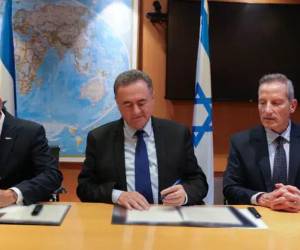 El Memorándum de Entendimiento fue suscrito por el ministro israelí de Defensa, Israel Katz, y el secretario de Defensa de Honduras, Enrique Rodríguez Burchard.