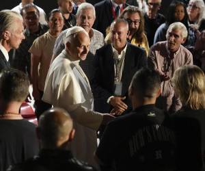 El papa León XIV saluda a varios presos a su llegada este miércoles a la prisión de Brians 1, en Sant Esteve Sesrovires (Barcelona), para reunirse con 80 reclusos de varios centros, hombres y mujeres, antes de desplazarse a la Abadía de Montserrat.