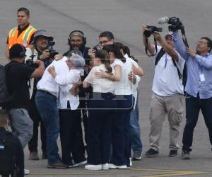 Momento en que madre e hijo se fundieron en un abrazo en la pista del eropuerto de Palmerola.