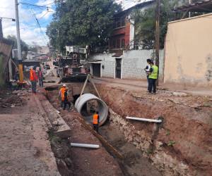 La comuna capitalina trabaja en la reparación del socavón en el Paseo de la Reforma, frente al mercado San Pablo. La obra tardará unos dos meses y deberá concluir antes de las lluvias.