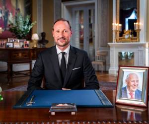 Haakon VIII pronunció este sábado su primer discurso como rey de Noruega, en homenaje a su padre Harald V, fallecido a los 89 años, mientras miles de ciudadanos siguen depositando flores frente al Palacio Real de Oslo.