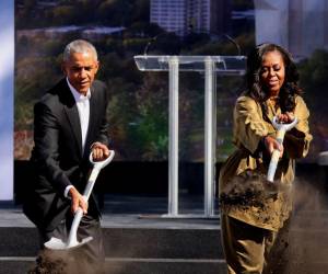 El expresidente de Estados Unidos, Barack Obama, tiró las primeras paladas de tierra tras la inauguración de la construcción del Centro Obama en la ciudad de Chicago en el año 2021.