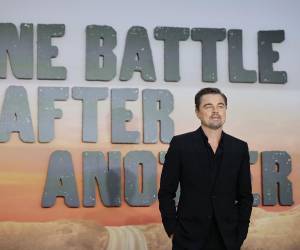 Este drama de gran calibre no solo compite por Mejor Película y Mejor Director, sino que también destaca por sus actuaciones estelares: Leonardo DiCaprio (Actor Principal), Chase Infinity (Actriz Protagonista) y la doble nominación de Benicio del Toro y Sean Penn (Actor Secundario).