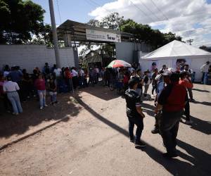 Los colectivos del Partido Libertad y Refundación (Libre) continuaban este día aguardando en el portón del Infop.