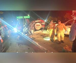 Dos menores tomaron los vehículos de sus padres, una camioneta Prado y una pick up 3.0, con la finalidad de realizar piques, sin imaginar que ese sería el inicio de una tragedia mortal. De siete jóvenes que abordaban las dos unidades, dos perdieron la vida en Altos de Toncontín durante el fin de semana. ¿Hay nuevos datos sobre el accidente vial? A continuación los detalles.
