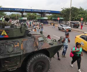 El presidente colombiano, Gustavo Petro, anunció este sábado un refuerzo de la seguridad en la frontera con Venezuela para atender una eventual llegada masiva de refugiados de ese país tras el ataque de Estados Unidos a Venezuela y la captura de Nicolás Maduro y su esposa, Cilia Flores.