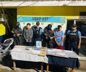 A los detenidos les decomisaron varios envoltorios con supuesta droga.