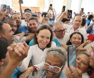 Fotografía cedida por el partido político Vente Venezuela que muestra a la premio nobel de la paz 2025, María Corina Machado (c), siendo recibida por simpatizantes este domingo, en el Santuario Divina Pastora en Barquisimeto (Venezuela).