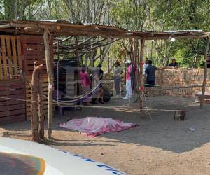 El cuerpo de la víctima quedó en la parte de enfrente de su negocio, donde fue atacado por los sicarios.