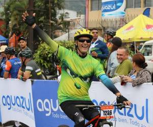 La jornada ciclística estuvo cargada de estilo y versatilidad en materia de indumentaria, pero también hubo espacio para esas camisetas curiosas que llemaron la atención.