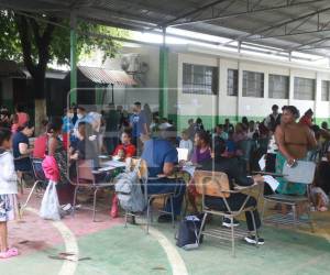 Las fuertes lluvias que azotan el país debido al ingreso de un frente frío ha dejado a unas 200 familias afectadas, al igual que daños en las calles e inundaciones.