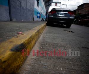 Los conductores que se estacionan junto a un bordillo amarillo se arriesgan a que se les decomise su vehículo y a recibir una multa de 400 lempiras.