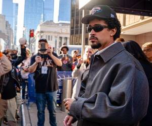 Bad Bunny acumula hitos en febrero. Tras recibir el Grammy al álbum del año el pasado 1 de febrero —distinción inédita para un disco íntegramente en español—, el puertorriqueño protagonizará el espectáculo de medio tiempo del Super Bowl este domingo, convirtiéndose en el primer artista latino solista de habla hispana en encabezar ese espacio televisivo.