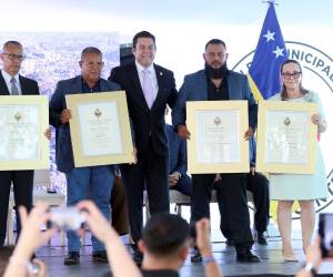 Cuatro profesionales de la comunicación —un veterano de la radio y la televisión, un fotorreportero, un camarógrafo y un medio digital— recibieron los galardones que llevan los nombres de tres referentes históricos del gremio periodístico.