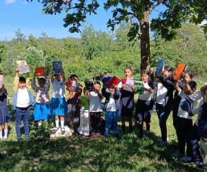 Los estudiantes de comunidades rurales de Lepaterique recibieron el 2025 cuadernos, lápices y colores, herramientas que fortalecen su aprendizaje y su futuro.