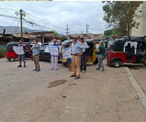Los residentes de la aldea El Lolo protestaron en los últimos días por el deterioro de la calle principal, una vía importante para la movilidad de la zona, pero presenta daños que dificultan el tránsito vehicular y peatonal.