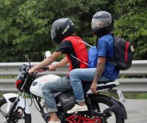 La prohibición para que dos hombres circulen en una misma motocicleta continúa vigente en varios municipios de Honduras desde 2012, como parte de las medidas implementadas para combatir la criminalidad. Conoce de qué lugares se trata.