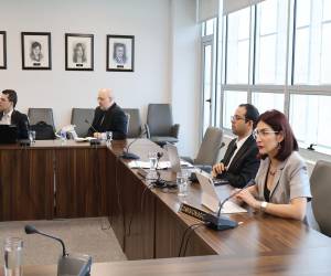 Uno de los tres comisionados propietarios de la CNBS no estuvo en la reunión.