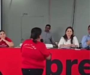 Durante una asamblea celebrada en San Pedro Sula, una militante criticó el rol inactivo de Scherly Arriaga y otros diputados con respecto al apoyo que debían darle a la militancia de Libre.