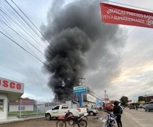 Un voraz incendio destruyó varias bodegas de una empresa distribuidora de llantas y lubricantes en la ciudad de Tocoa, en el norte de Honduras. Aquí los detalles: