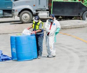 Las labores tras el incidente ocurrido en la carretera CA-4, a la altura de Quimistán, en el departamento de Santa Bárbara, continúan bajo estrictos protocolos de seguridad para proteger a la población y al personal en campo. Así está el lugar tras horas de trabajo: