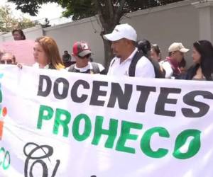 Los docentes de diferentes puntos del país llegaron este miércoles a protestas frente a las instalaciones de Casa Presidencial.