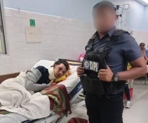 El detenido César Edgardo Ordóñez Aguilera es custodiado por agentes de la DPI, en el Hospital Mario Catarino Rivas (HMCR), de San Pedro Sula.