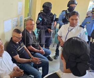 El exalcalde de Tocoa, Colón, Adán Fúnez fue sometido a una evaluación médica exhaustiva tras aterrizar en el campo de fútbol de la Policía Nacional en La Ceiba, luego de ser trasladado bajo custodia policial.