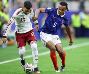 El partido de semifinal comenzó con muchas jugadas cortadas desde un principio.