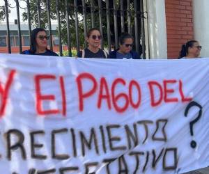 Este lunes un grupo de maestros se apostó frente a la UPNFM exigiendo a las autoridades de Educación que se les pague la deuda que se viene arrastrando desde el 2012.