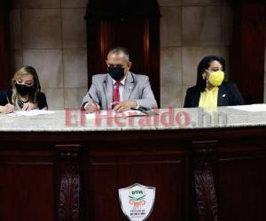 La magistrada del TJE, Miriam Barahona y el rector de la UTH, Javier Mejía en la firma del convenio.