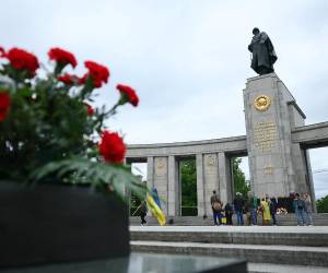 Con ofrendas florales y actos solemnes, autoridades y ciudadanos conmemoraron el Día de la Victoria, recordando la derrota de la Alemania nazi en 1945 y el sacrificio de millones de personas durante la Segunda Guerra Mundial.