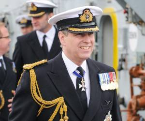 Una mujer ha presentado graves acusaciones contra Andrés de Inglaterra, hermano del rey Carlos III. Según reveló su representante legal a la BBC, el expríncipe organizó en 2010 el traslado de una joven de 20 años desde Estados Unidos hasta su residencia en Royal Lodge para mantener relaciones sexuales.