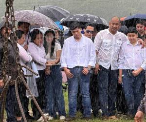Bajo un cielo gris y lluvioso que parecía unirse al sentimiento de tristeza de la comunidad, los restos de Valeria Alvarado Borjas, la estudiante de Medicina que fue raptada y asesinada recientemente, fueron sepultados este lunes 23 de febrero en un cementerio del municipio de El Progreso, Yoro.