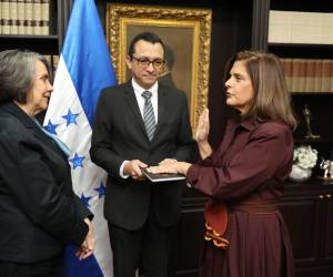 Mireya Agüero juramentó a la nueva embajadora de Honduras ante la República de Corea, Viviane de Pierrefeu Midence.