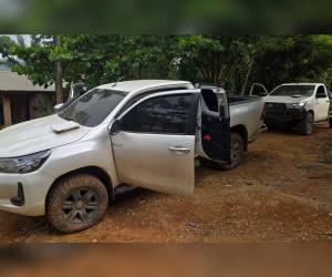 Tras el enfrentamiento, los sospechosos huyeron del lugar y dejaron abandonados los dos vehículos en la zona.