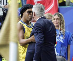 El exfutbolista Ronaldinho saluda al seleccionador de Brasil Carlo Ancelotti en el partido del grupo C del Mundial de la FIFA 2026 entre Escocia y Brasil.