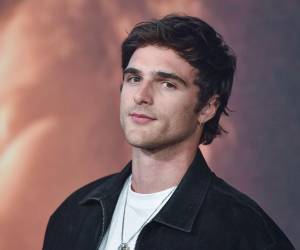 Esa capacidad de Jacob Elordi para transitar alfombras rojas y paseos por la ciudad con la misma coherencia lo ha situado en la órbita de las casas de lujo; prendas básicas, pero de cortes y tejidos impecables son la base de un estilo que es referente masculino por prescriptores de moda.