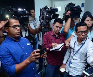 De acuerdo con la APES y otras organizaciones humanitarias, las salidas de periodistas se han visto precedidas de acoso policial.
