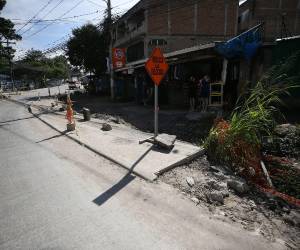 La reconstrucción de la calle principal de El Álamo enfrenta suspensiones, rediseños y problemas de suelo que han frenado el avance y mantienen la obra sin fecha de cierre.